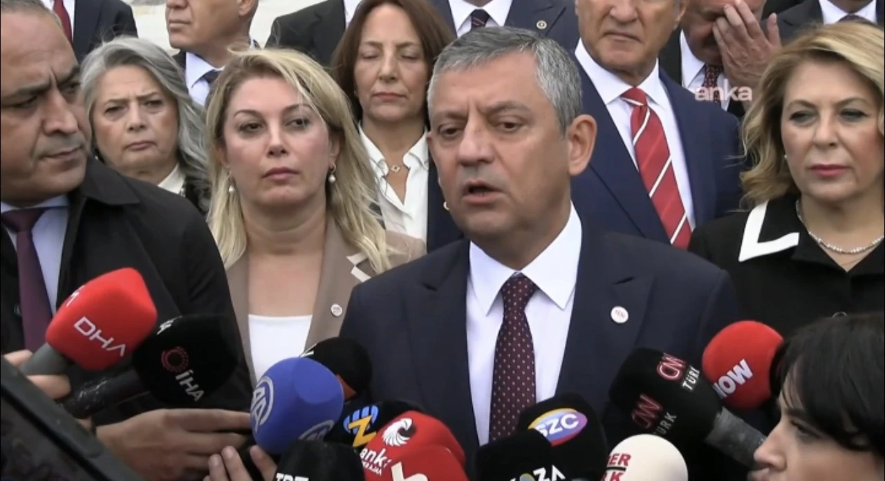 &Ouml;zg&uuml;r &Ouml;zel: Erdoğan ya istifa etsin ya da sandığı getirsin!