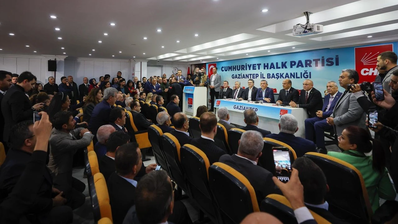 Özgür Özel, Gaziantep'te partililerle bir araya geldi