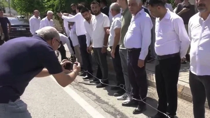 Özgür Özel'i karşılarken ayaklarına zincir vurdular!