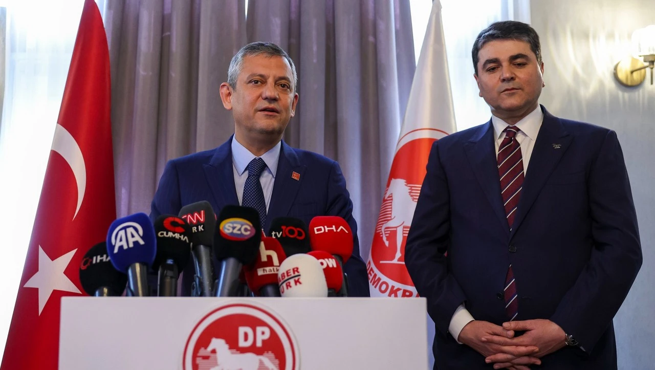 &Ouml;zg&uuml;r &Ouml;zel'in 'ara se&ccedil;im' turu s&uuml;r&uuml;yor...