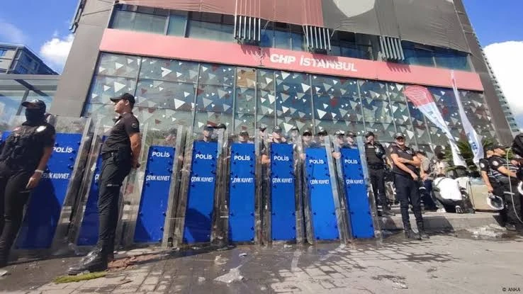 Özgür Özel'in İstanbul'daki ofisine abluka: CHP'li milletvekilleri içeri alınmadı!