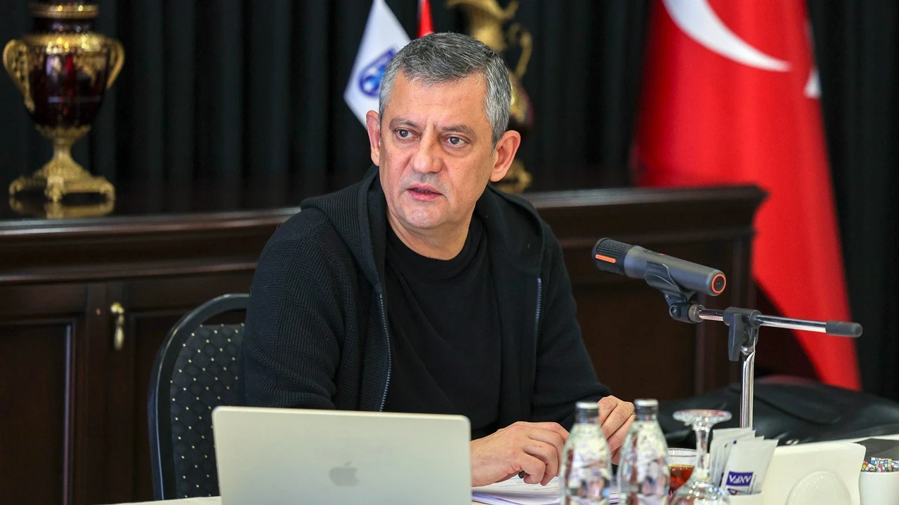 &Ouml;zg&uuml;r &Ouml;zel kurmaylarıyla pazar kampına girdi