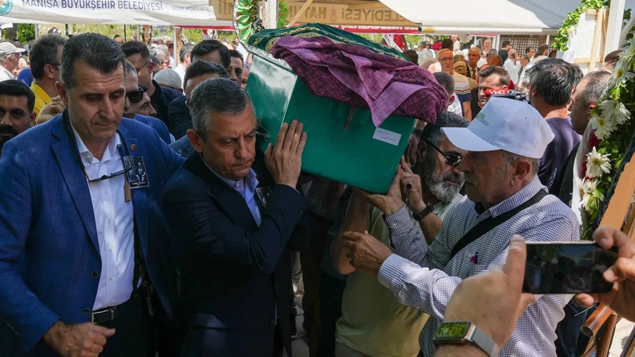 Özgür Özel Manisa'da cenaze törenine katıldı