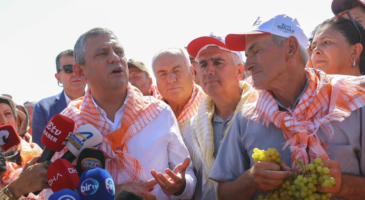 &Ouml;zg&uuml;r &Ouml;zel, Manisa'da &uuml;z&uuml;m &uuml;reticileriyle bir araya geldi