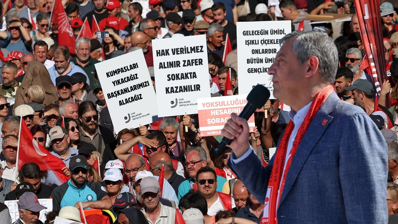 &Ouml;zg&uuml;r &Ouml;zel: M&uuml;cadeleye, direnmeye devam edeceğiz...