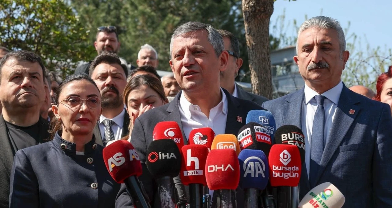 &Ouml;zg&uuml;r &Ouml;zel Mustafa Bozbey'i ziyaret etti 