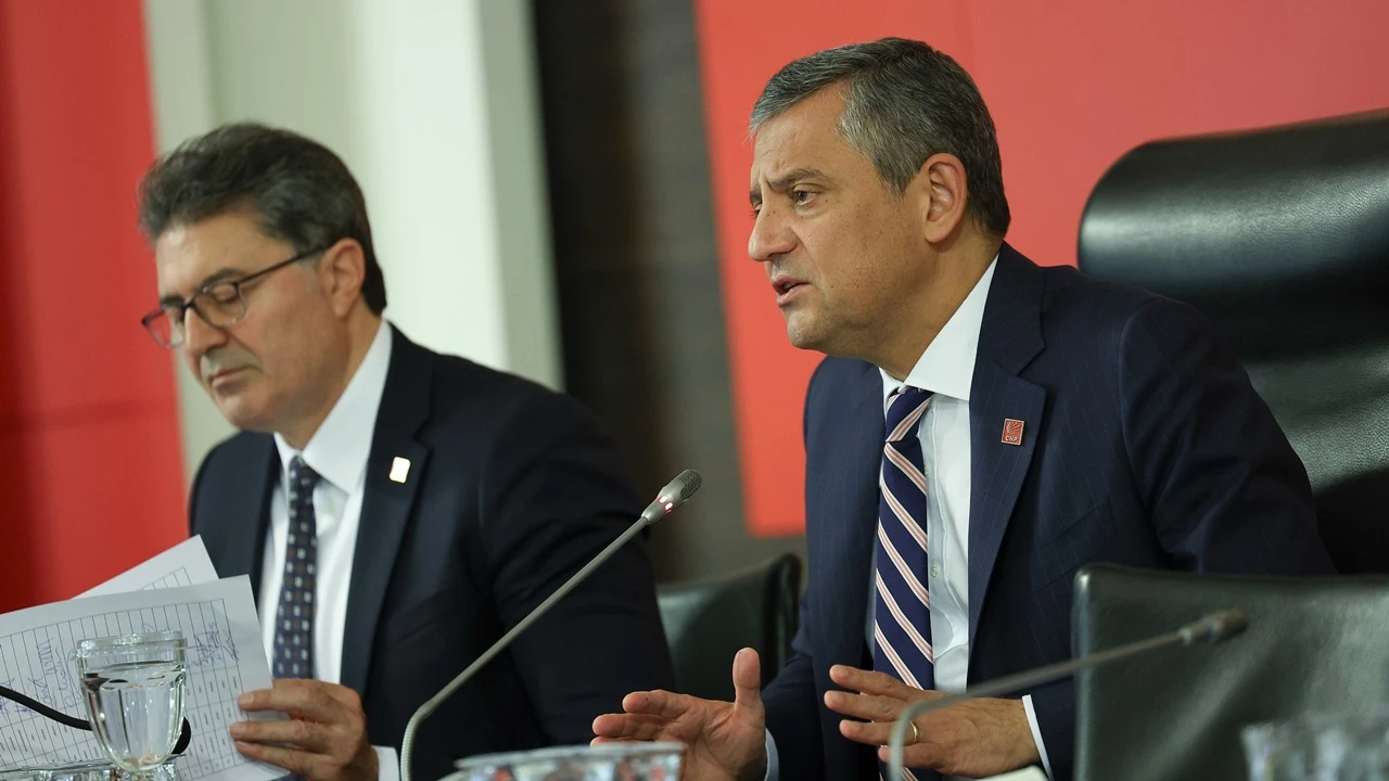 &Ouml;zg&uuml;r &Ouml;zel, Olağan&uuml;st&uuml; İl Başkanları Toplantısına başkanlık etti