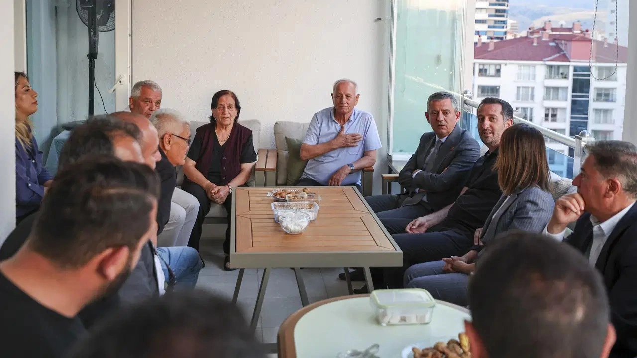 Özgür Özel, PM Üyesi Hakverdi'ye taziye ziyaretinde bulundu
