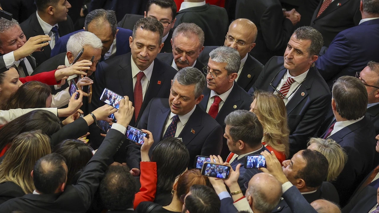 &Ouml;zg&uuml;r &Ouml;zel, resepsiyondan Erdoğan&rsquo;la tokalaşmadan ayrıldı