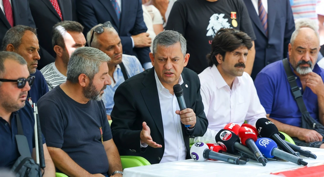 &Ouml;zg&uuml;r &Ouml;zel, şehit yakınları ve gazileri ziyaret etti