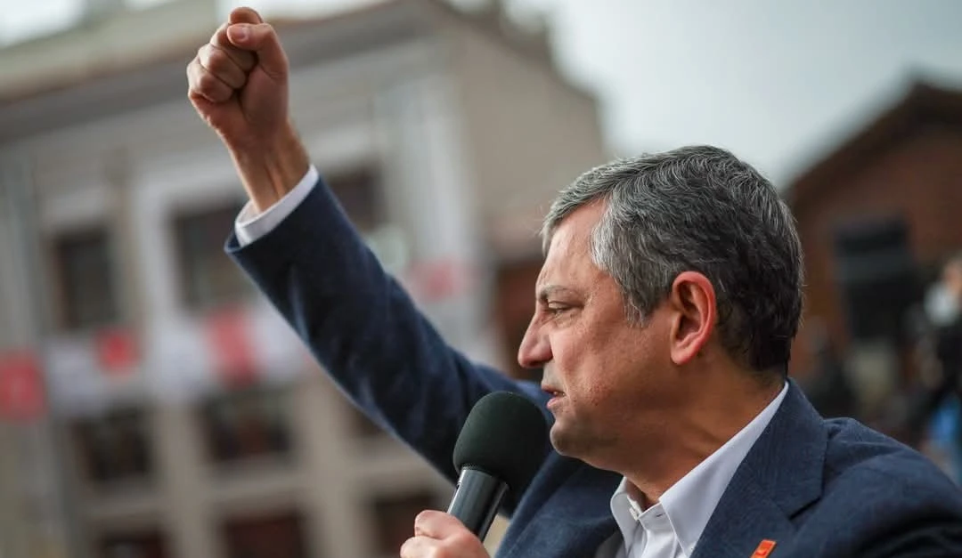 &Ouml;zg&uuml;r &Ouml;zel, Silivri'de Erdoğan'a seslendi: Hadi gel bir Kasımpaşalılık yap!