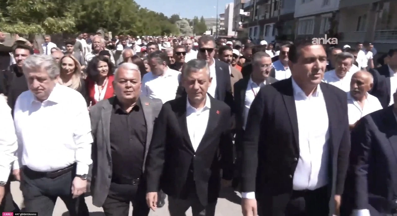 &Ouml;zg&uuml;r &Ouml;zel Sivas'ta Madımak y&uuml;r&uuml;y&uuml;ş&uuml;ne katıldı 