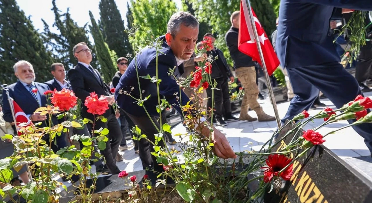 &Ouml;zg&uuml;r &Ouml;zel, Soma maden faciasının 12. yılında 301 madenciyi mezarları başında andı...
