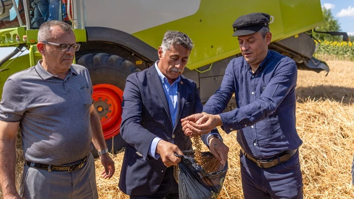 Özgür Özel Tekirdağ’da çiftçilerle buğday hasadı yaptı