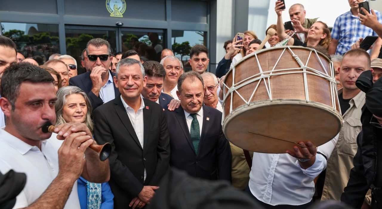 &Ouml;zg&uuml;r &Ouml;zel Trabzon'da: Tarihin doğru tarafındasınız...