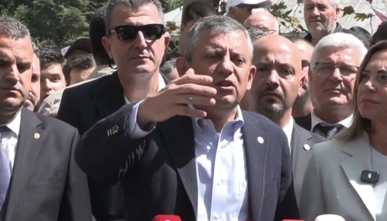 &Ouml;zg&uuml;r &Ouml;zel: &Uuml;&ccedil; kişi g&ouml;zaltındayken yapacakları se&ccedil;imle &Uuml;sk&uuml;dar&rsquo;a &ccedil;&ouml;kecekler!