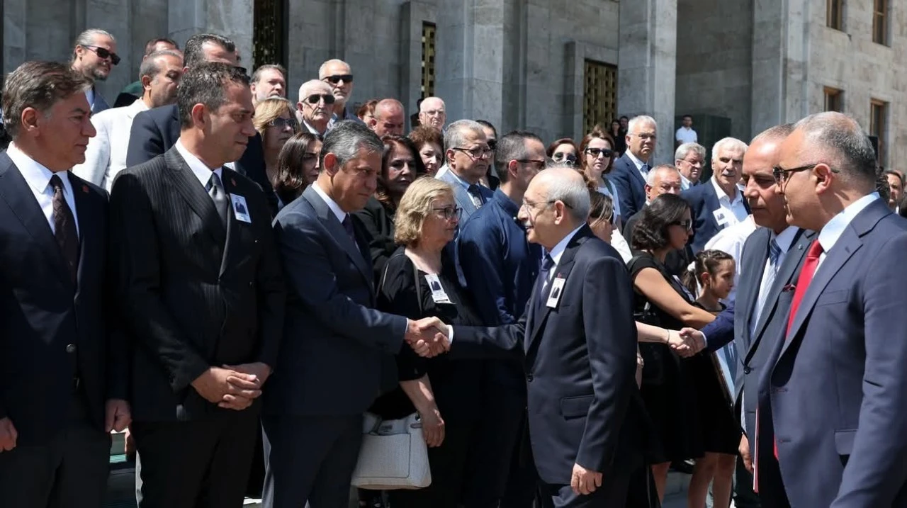 &Ouml;zg&uuml;r &Ouml;zel ve Kılı&ccedil;daroğlu cenazede tokalaştı!