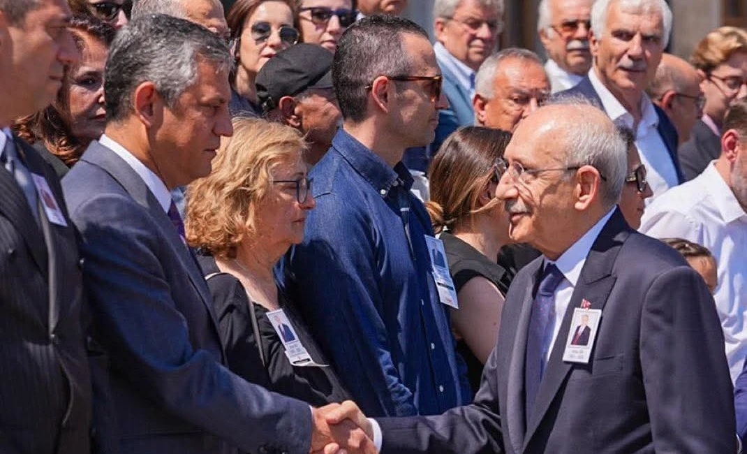 &Ouml;zg&uuml;r &Ouml;zel ve Kılı&ccedil;daroğlu cenazede tokalaştı!