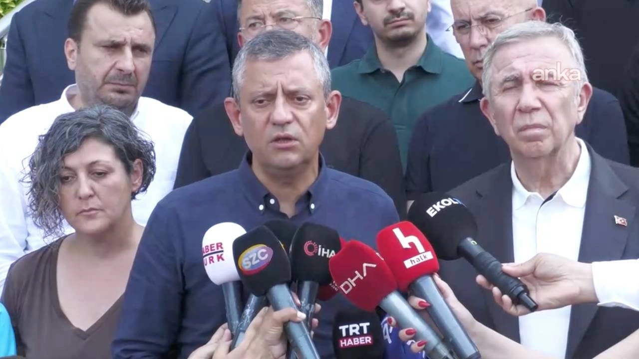 Özgür Özel ve Mansur Yavaş Ferdi Zeyrek'in bulunduğu hastaneyi ziyaret etti