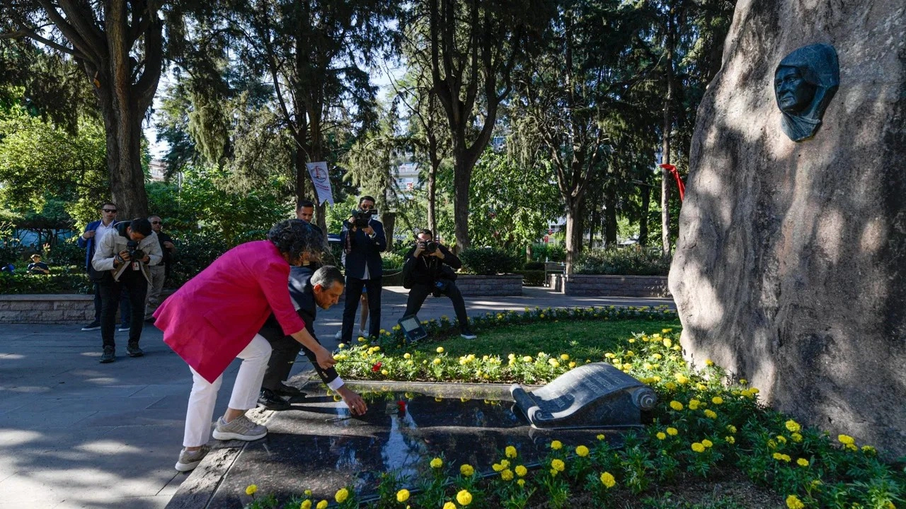 Özgür Özel, Zübeyde Hanım'ın mezarına karanfil bıraktı