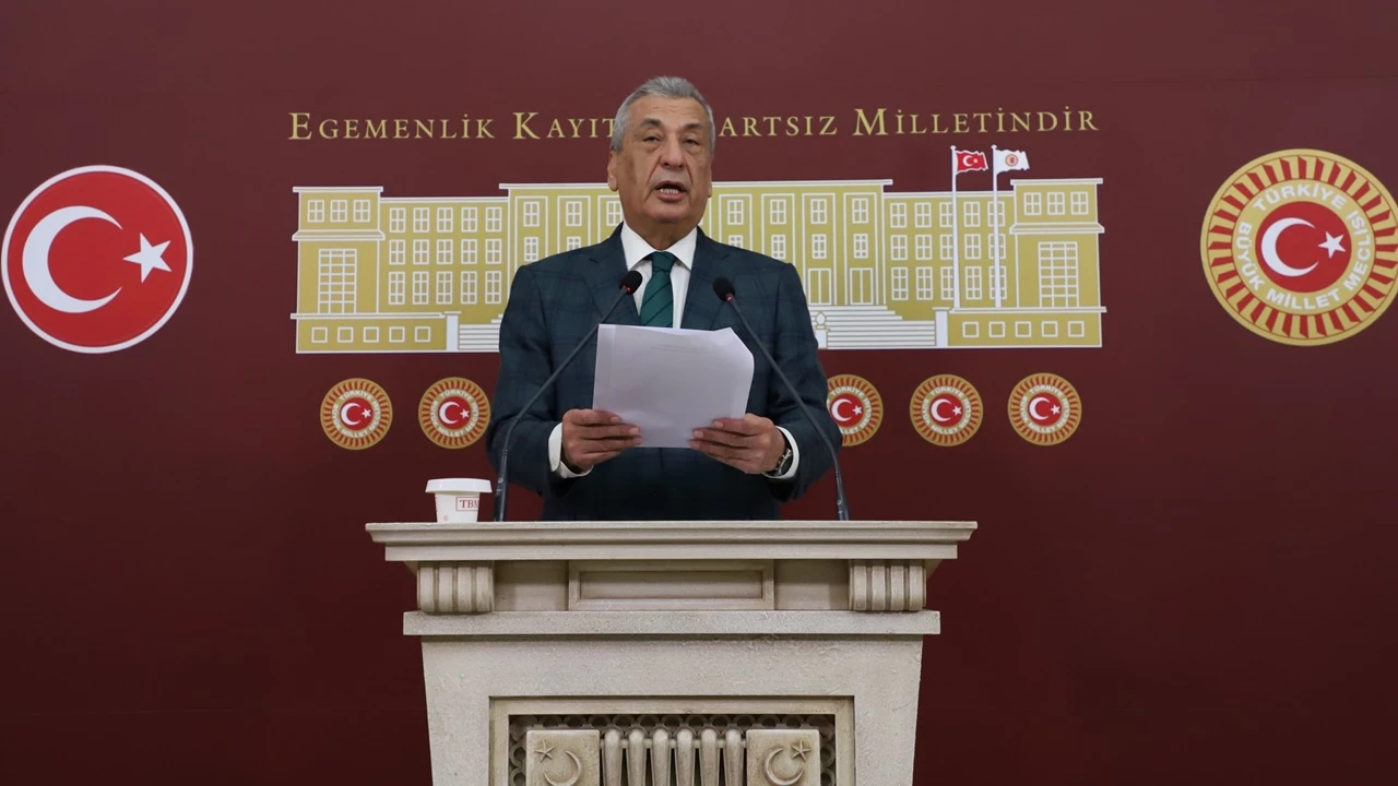 CHP'li &Ouml;zt&uuml;rkmen: Ey Yusuf Tekin derhal istifa et!