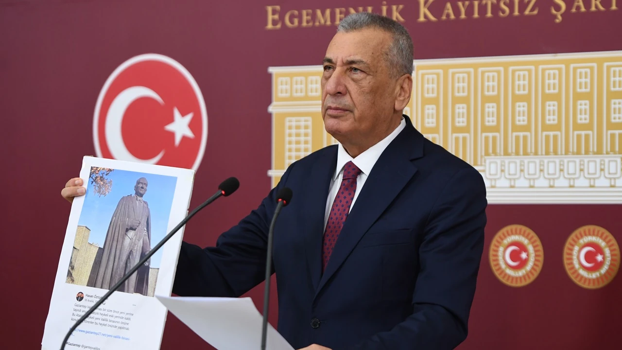 &Ouml;zt&uuml;rkmen: Gaziantep Atat&uuml;rk Anıtı, Valilik &ouml;n&uuml;ne taşınmalı