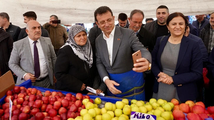 Pazarcı esnafı önlüğünü İmamoğlu'na teslim etti