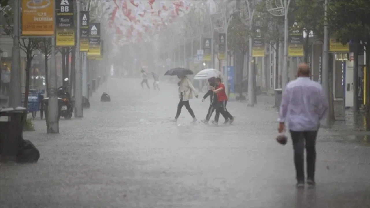 Sağanak ve fırtına yolda! İçişleri Bakanlığı'ndan 38 kent için 'sarı' kodlu uyarı