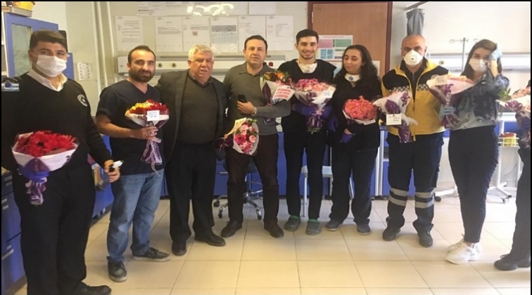 Sağlık çalışanlarına çiçek