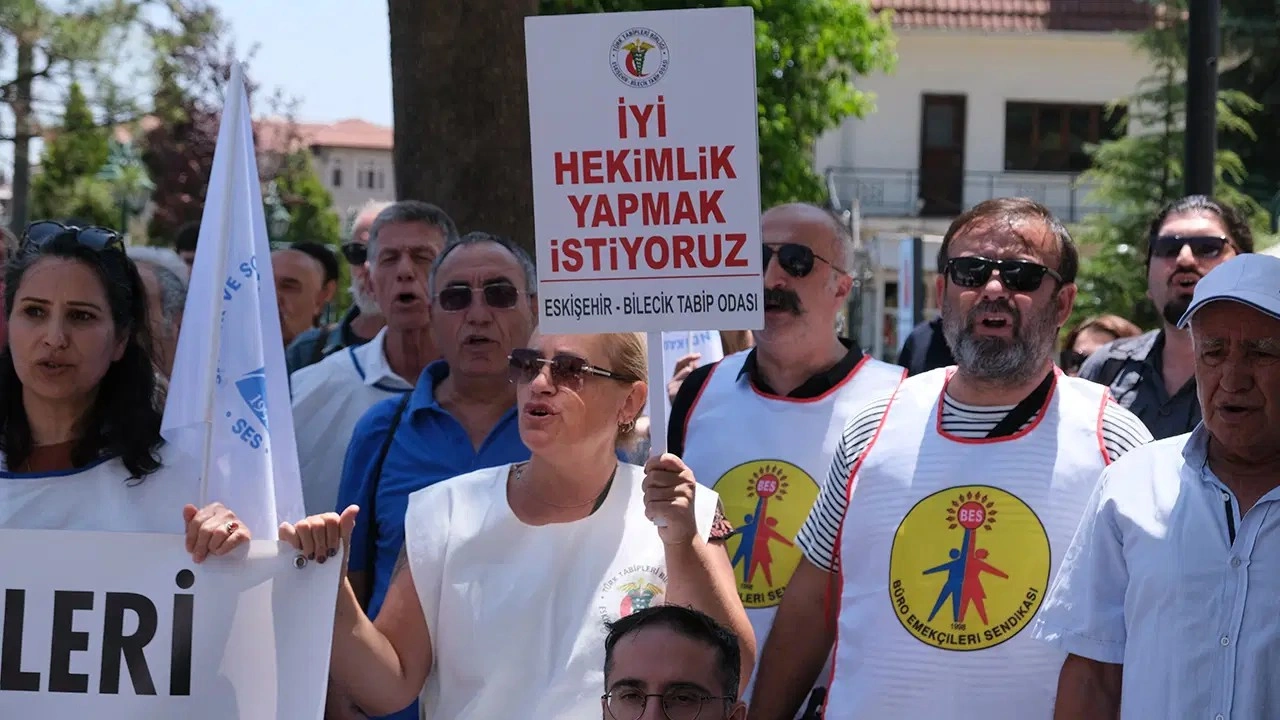 Sağlık emekçilerinden maaş kesintilerine tepki: Maaş bordrolarını yaktılar!