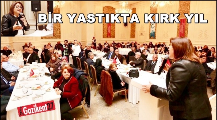 Şahin, 40 yıllık &ccedil;iftlere hediye verdi