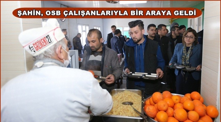 Şahin, &ccedil;alışanlarla birlikte yemek sırasına girdi