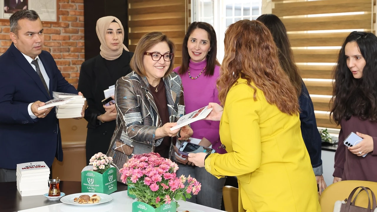 Şahin, deneme sınavına katılan öğrencilerle bir araya geldi