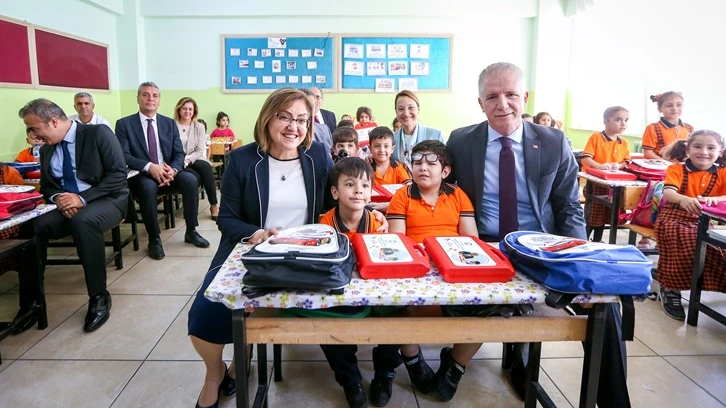 Şahin, ilk ders zili heyecanına ortak oldu...