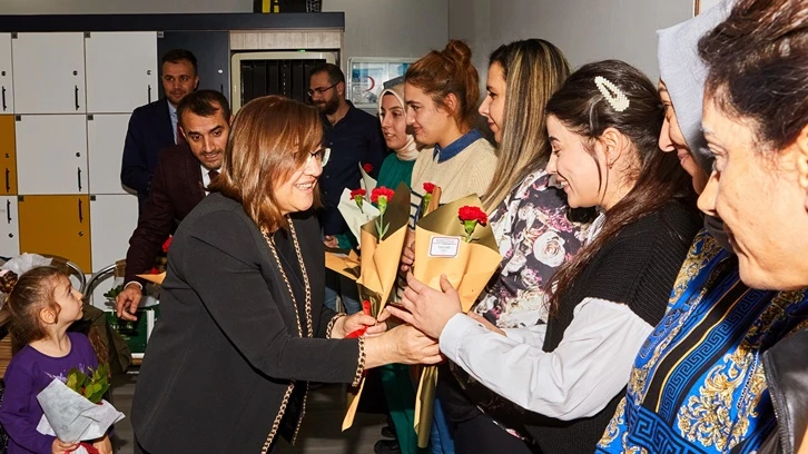 Şahin, mezun olduğu İstiklal İlkokulu'nda