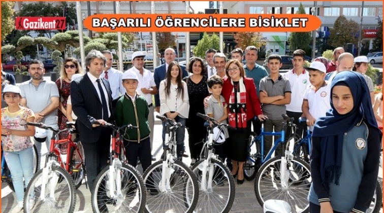 Şahin, &ouml;ğrencilere bisiklet hediye etti