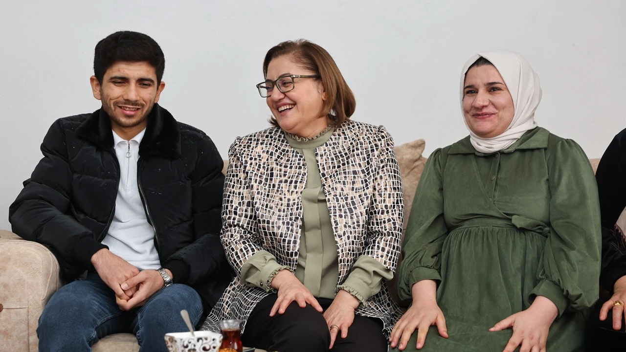 Şahin, t&uuml;p bebek desteğinden yararlanan &ccedil;ifti ziyaret etti