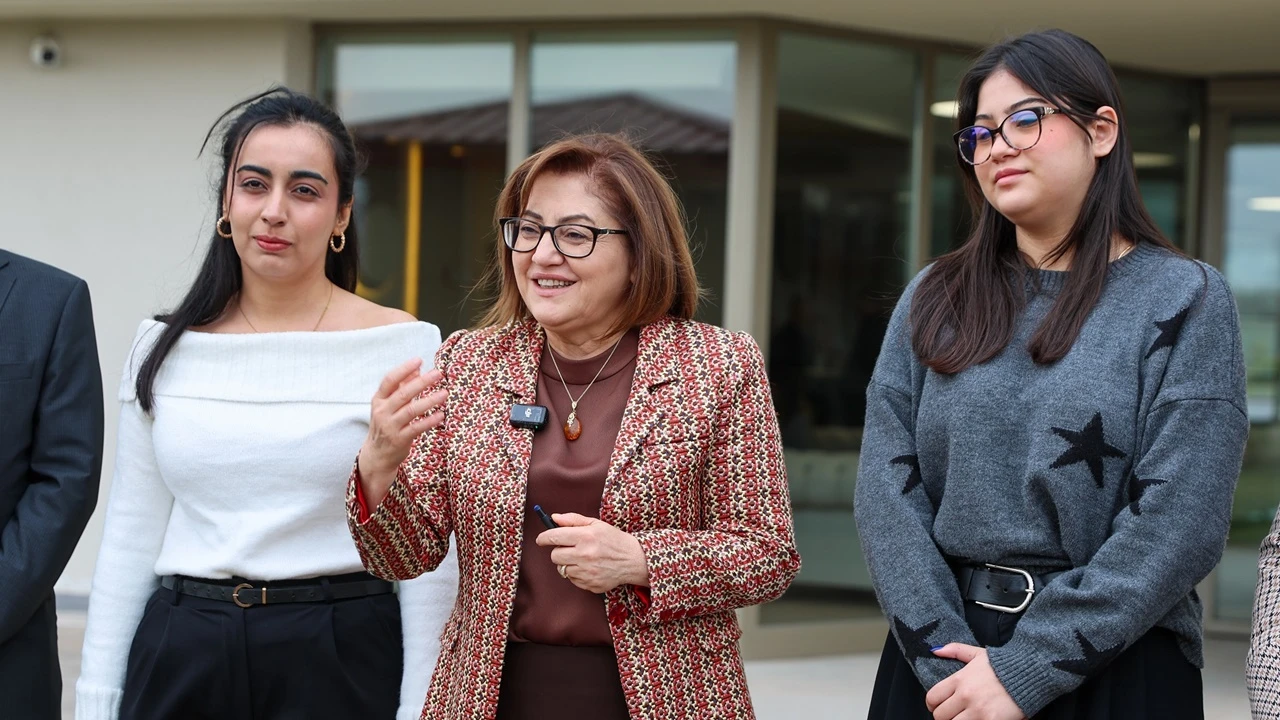 Şahin, &uuml;niversite &ouml;ğrencilerine m&uuml;jdeyi paylaştı