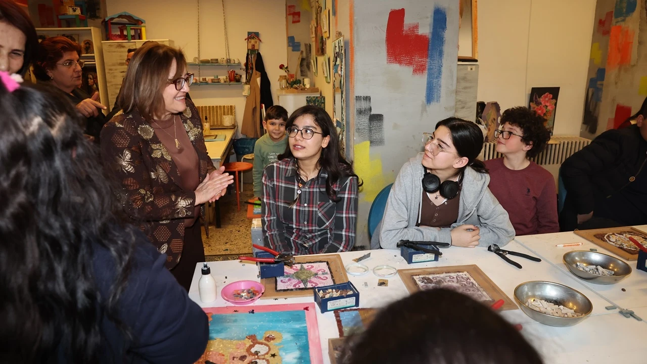  Şahin, &ldquo;Yarıyıl Tatili &Ccedil;ocuk Şenliği&rdquo;ni ziyaret etti