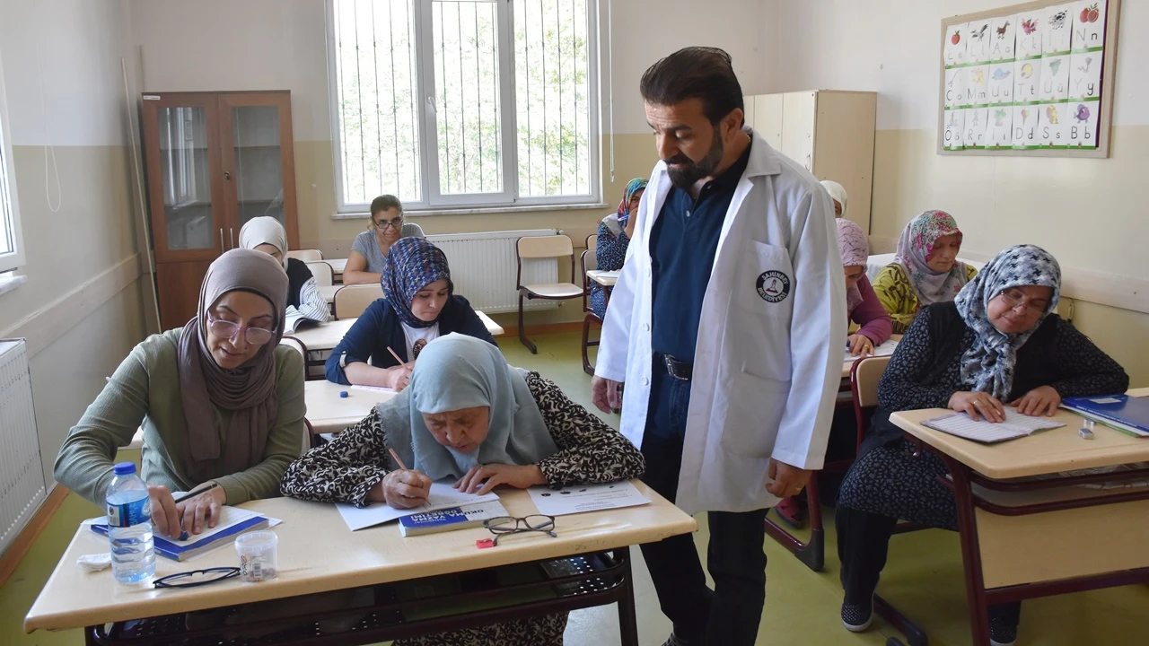 Şahinbey Belediyesi’nin okuma yazma kursları ilgi görüyor