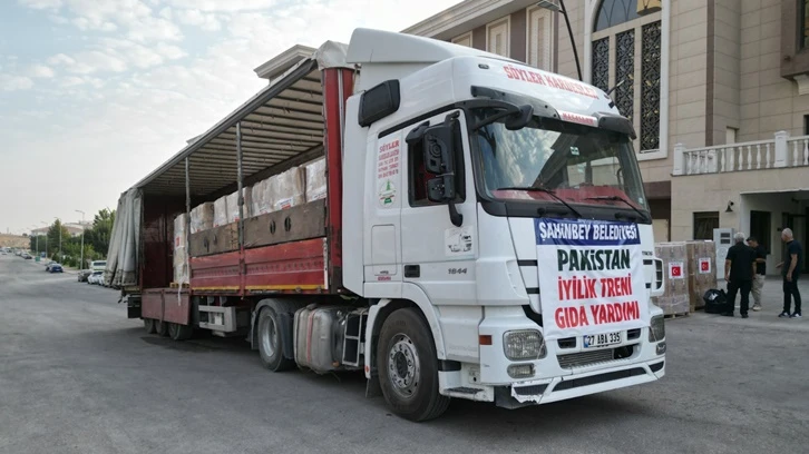 Şahinbey Belediyesi Pakistan’a 2 tır yardım gönderdi