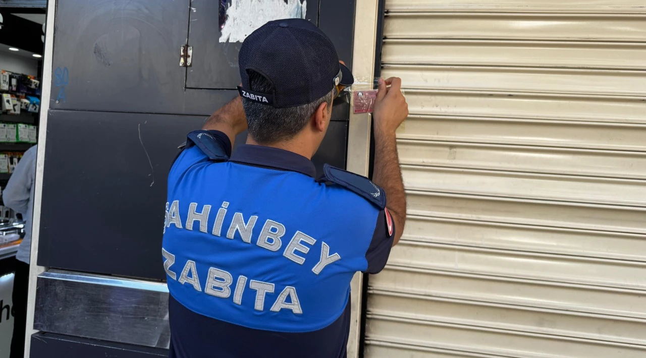 Şahinbey'de bozuk &uuml;r&uuml;n satan d&ouml;nerci kapatıldı 