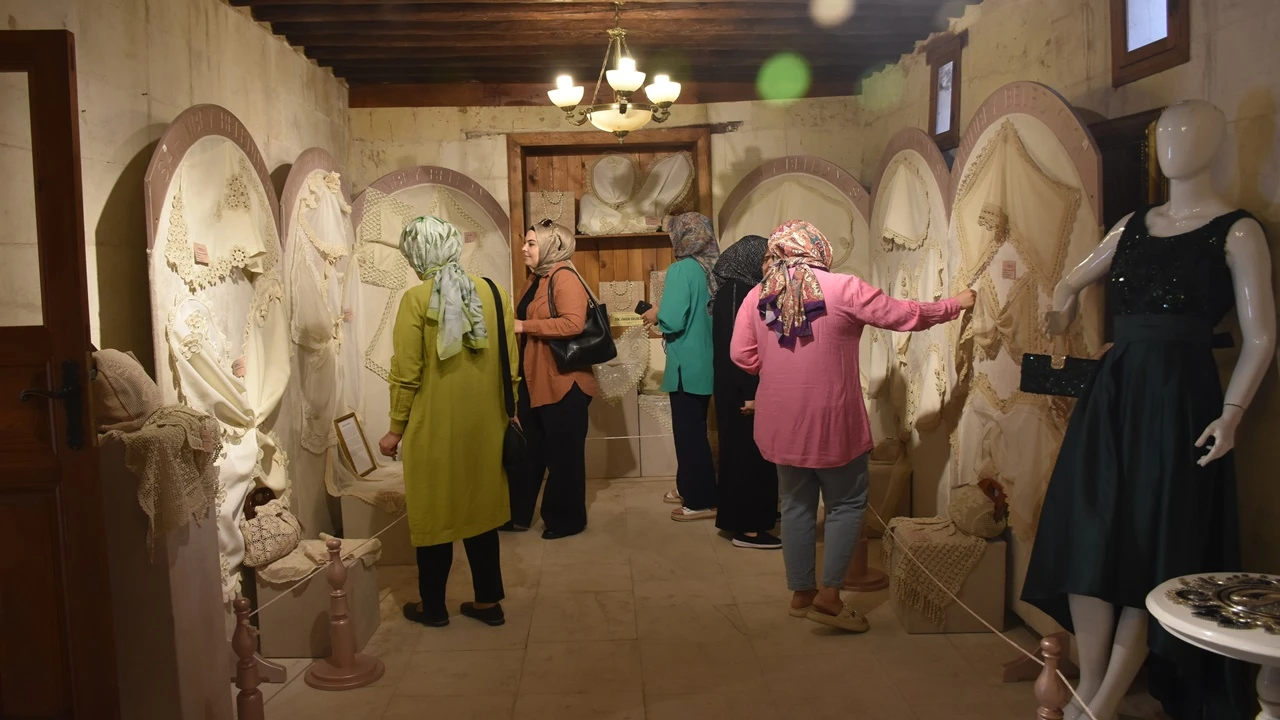 Şahinbey'de kadınların sergisi ilgi g&ouml;r&uuml;yor