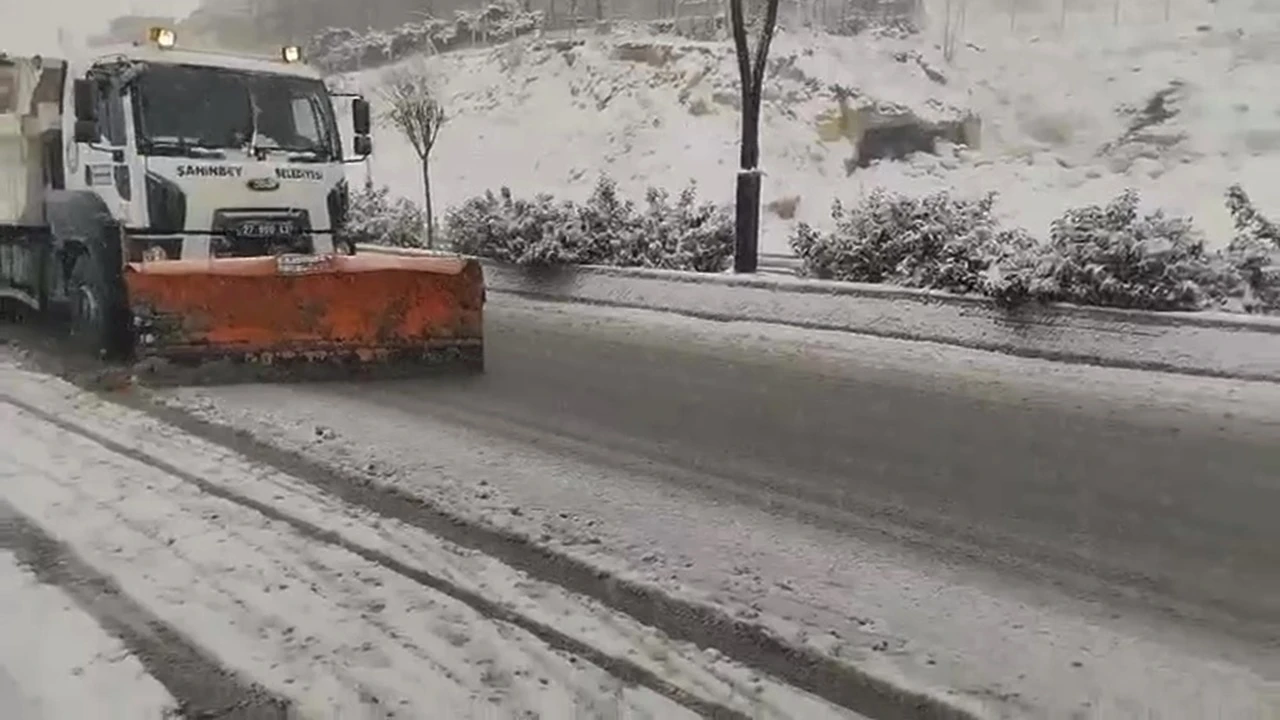 Şahinbey'de karla m&uuml;cadele &ccedil;alışmaları...