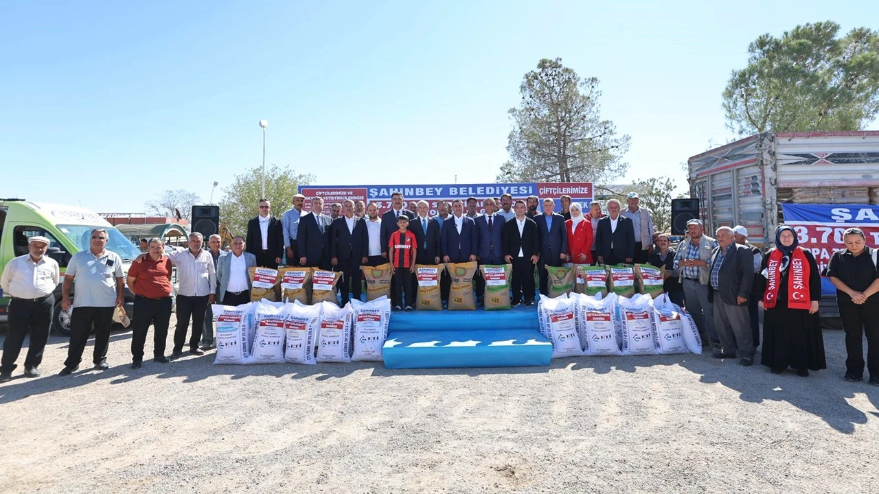 Şahinbey'den çiftçilere arpa, buğday ve gübre desteği 