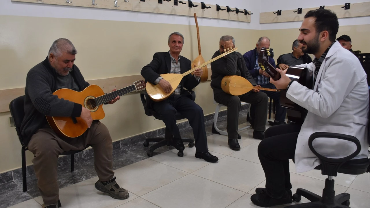 Şahinbey'den &ccedil;ift&ccedil;ilere gitar ve bağlama kursu