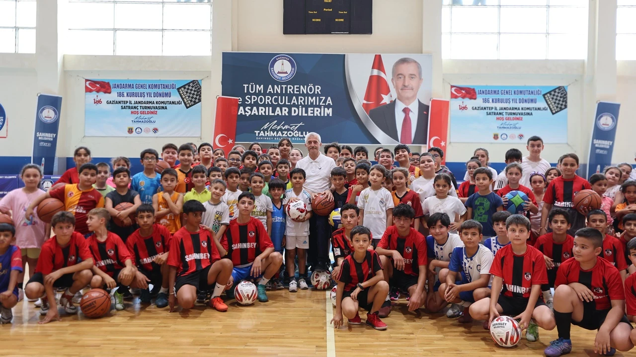 Şahinbey'den öğrencilere futbol, basketbol ve voleybol topu