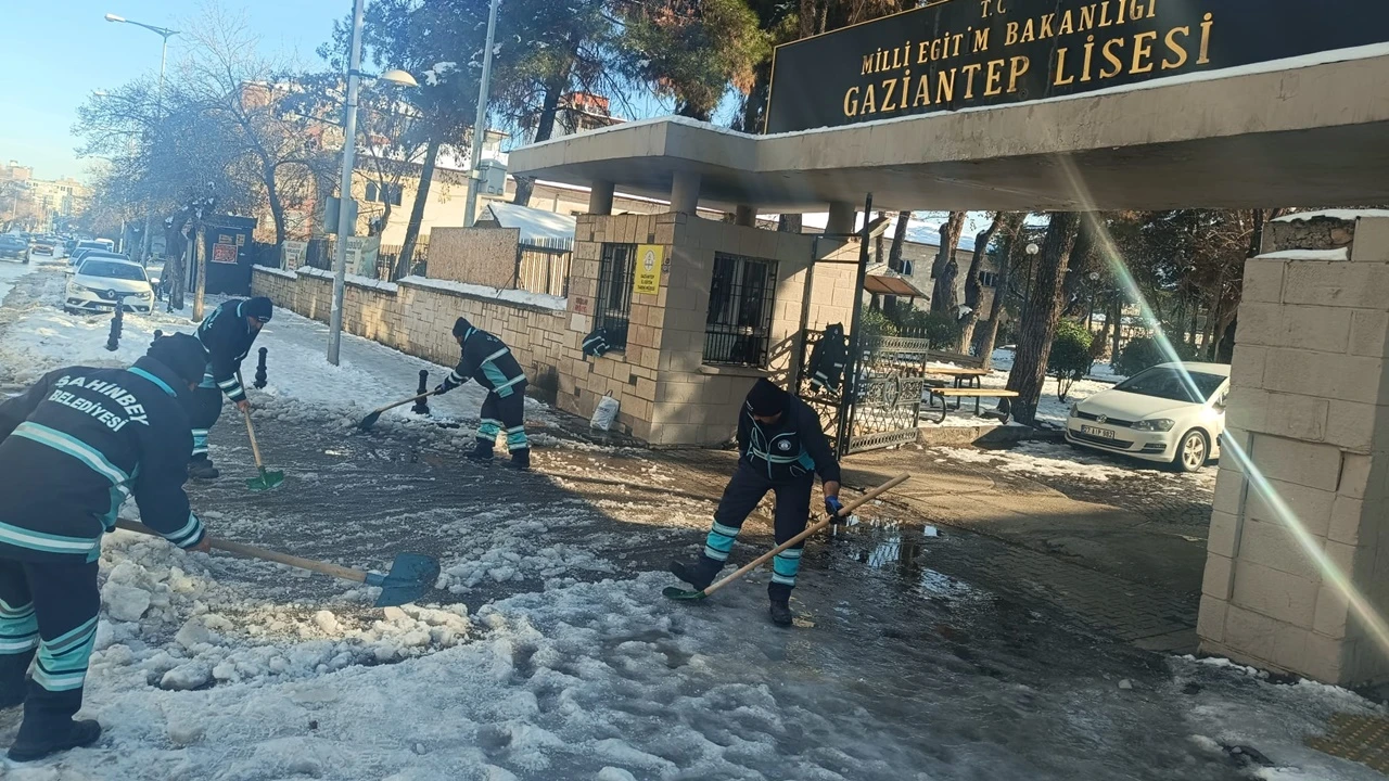 Şahinbey'den, okul &ccedil;evreleri ve yollarında kar temizliği