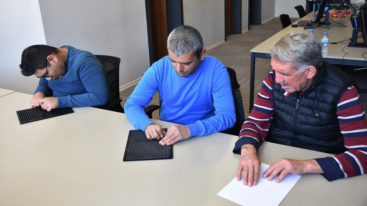 Şahinbey'in Braille alfabesi kursu yoğun ilgi g&ouml;r&uuml;yor