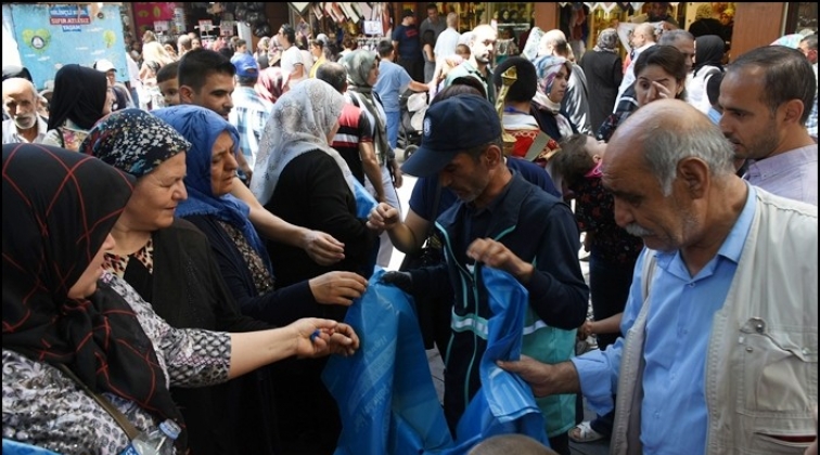 Şahinbey kurban atık poşeti dağıttı